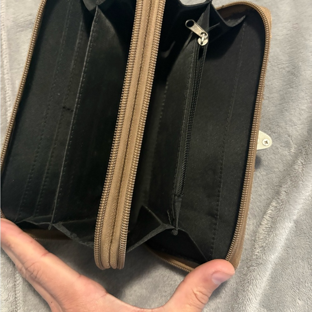 Vintage Brown Leather Clutch with Ornate Buckle - Picture 4 of 8